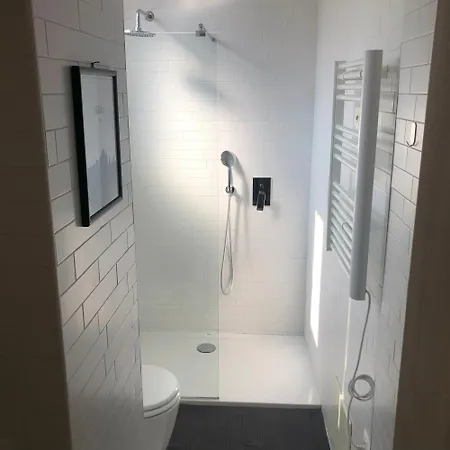 Bright 21 Station Apartment