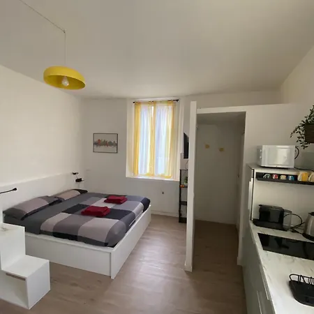 Bright 21 Station Apartment