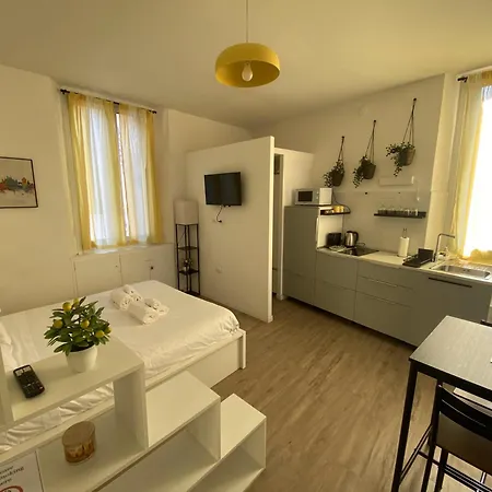 Bright 21 Station Apartment